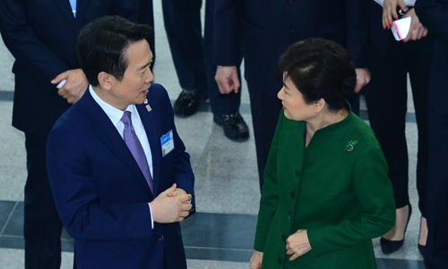 박근혜 대통령이 3월22일 오전 경기도 성남시 분당구에서 열린 판교 스타트업 캠퍼스 개소식에 참석, 남경필 경기지사와 대화하고 있다. <사진제공=뉴시스>