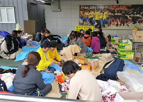 경기 안산 단원고등학교가 세월호 참사 희생학생 246명을 제적처리 한 가운데, 4·16가족협의회는 10일 단원고 현관 앞에서 원상복구를 요구하며 농성에 돌입했다. <사진제공=뉴시스>