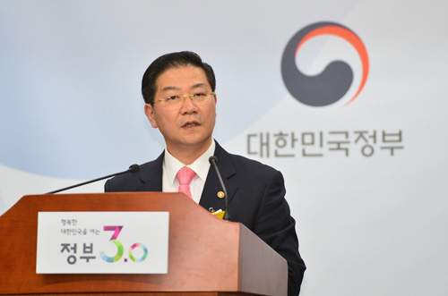 성영훈 국민권익위원장이 9일 오후 정부세종청사 제2브리핑룸에서 오는 28일 시행을 앞두고 있는 '부정청탁 및 금품 등 수수의 금지에 관한 법률(김영란 법)' 시행령안의 주요내용을 설명하고 있다. <사진제공=뉴시스>