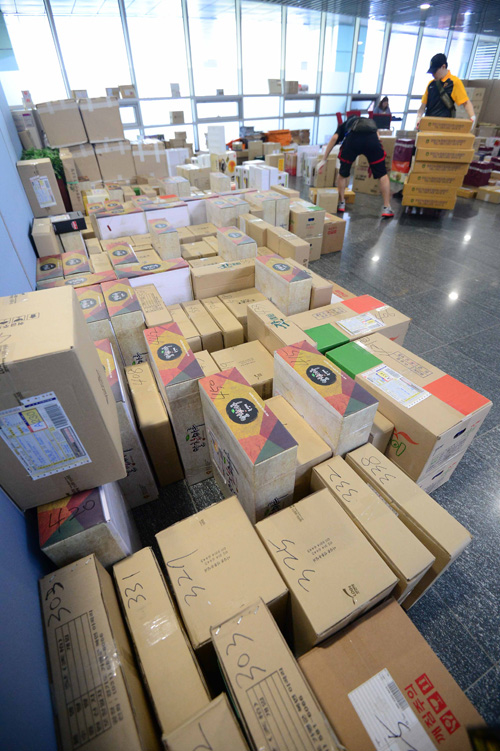 추석을 열흘여 앞둔 지난 2015년 9월15일 서울 여의도 국회 의원회관에 의원실로 배달된 추석 선물이 수북이 쌓여있다. <사진제공=뉴시스>