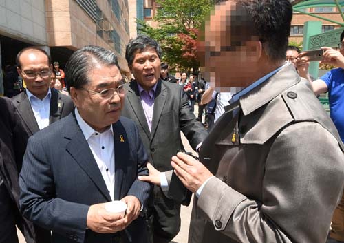 이재정 경기교육감이 세월호 희생 학생 제적과 관련해 단원고등학교를 방문한 12일 오후 경기 안산 단원고에서 한 시민으로부터 항의를 받고 있다. <사진제공=뉴시스>