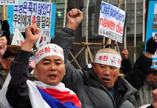 2010년 12월8일 오후 서울 광화문 KT 앞에서 대한민국어버이연합 등 보수단체 회원들이 '우리의 전우들이 피흘리며 지킨 대한민국을 위해 다시 한 번 싸우기' 집회를 개최한 가운데 참가자들이 삭발식을 마친 후 구호를 외치고 있다. <사진제공=뉴시스>