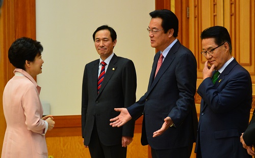 박근혜 대통령이 13일 오후 청와대 접견실에서 3당 원내대표·정책위의장과 회동, 인사하고 있다. 박근혜(왼쪽부터) 대통령, 더불어민주당 우상호, 새누리당 정진석, 국민의당 박지원 원내대표. <사진제공=뉴시스>