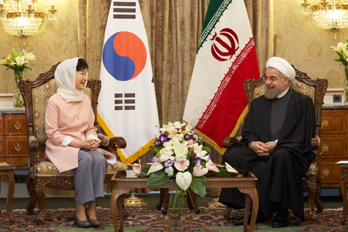 2박 4일 일정으로 이란을 국빈 방문한 박근혜 대통령이 2일 오전(현지시간) 사드아바드 좀후리궁에서 하산 로하니 대통령과 정상회담에 앞서 사전환담을 하고 있다. <사진제공=뉴시스>