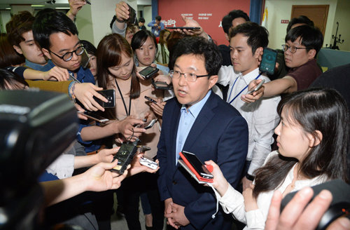 새누리당 혁신위원장으로 임명된 비박계 김용태(서울 양천을.20대 국회 3선) 의원이 15일 오후 서울 여의도 당사에서 기자회견을 마친 뒤 취재진에 둘러싸여 있다. <사진제공=뉴시스>