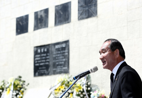 박승춘 국가보훈처장이 지난 4월24일 오후 경기도 가평 영연방참전비 앞에서 열린 영연방 가평전투기념식에서 기념사를 하고 있다. <사진=국가보훈처 제공, 뉴시스>