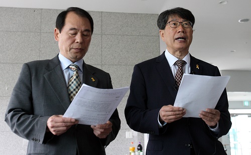 13일 오전 광주 북구 용봉동 전남대학교 용지관에서 5·18기념재단 차명석 이사장(왼쪽)과 김양래 상임이사가 5·18민주화운동 36주년 기념주간에 초청돼 광주에 들어오려 한 독일 거주 동포 이종현(80)씨가 입국을 거부당한 것에 대한 입장을 밝히고 있다. <사진제공=뉴시스>