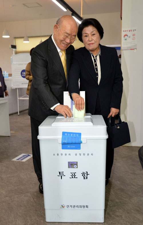 제20대 국회의원 선거가 실시된 13일 오전 서울 서대문구 연희동주민센터에 마련된 연희동 제1투표소에서 전두환 전 대통령과 이순자 여사가 투표를 하고 있다. <사진제공=뉴시스>