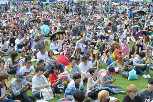 2015년 6월28일 오후 서울 중구 서울광장에서 열린 2015 퀴어문화축제에서 참가자들이 즐거운 시간을 보내고 있다. <사진제공=뉴시스>
