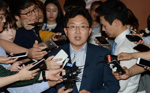 ▲ 새누리당 전국위원회가 무산된 후 김용태 혁신위원장이 17일 서울 여의도 국회 정론관에서 기자회견을 갖고 혁신위원장 사퇴를 밝히고 있다. <사진제공=뉴시스>