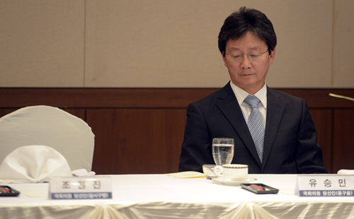 ▲ 새누리당 전국위원회가 무산된 후 김용태 혁신위원장이 17일 서울 여의도 국회 정론관에서 기자회견을 갖고 혁신위원장 사퇴를 밝히고 있다. <사진제공=뉴시스>