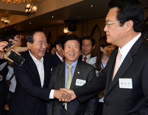 정진석 새누리당 원내대표와 친박 맏형인 서청원 최고위원이 19일 오후 서울 여의도 서울시티클럽에서 열린 충청향우 친선의 밤 20대 국회의원 당선자 축하연에서 악수하고 있다. <사진제공=뉴시스>
