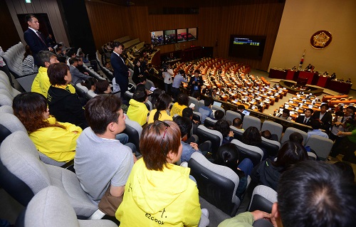 세월호 참사 유가족이 19일 서울 여의도 국회에서 열린 19대 국회 마지막 본회의에서 황전원 전 세월호특별조사위원회 위원의 세월호 특조위원 선임 안건 처리 과정을 지켜보고 있다. <사진제공=뉴시스>