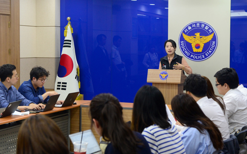 22일 오전 서울 서초경찰서에서 프로파일러 이상경 경사가 '강남 묻지마 살인사건' 피의자 김모(34)씨의 심리분석 결과 브리핑을 하고 있다.경찰은 지난 19일과 20일 2차례에 걸쳐 김씨에 대한 심리면담을 진행했고 분석결과 이번 사건은 '정신질환에 의한 묻지마 범죄' 유형에 부합한다고 발표했다. <사진제공=뉴시스>