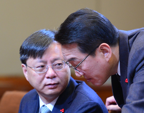 지난 1월25일 오전 청와대에서 열린 수석비서관 회의에 참석한 현기환(오른쪽) 정무수석이 우병우 민정수석과 대화하고 있다. <사진제공=뉴시스>