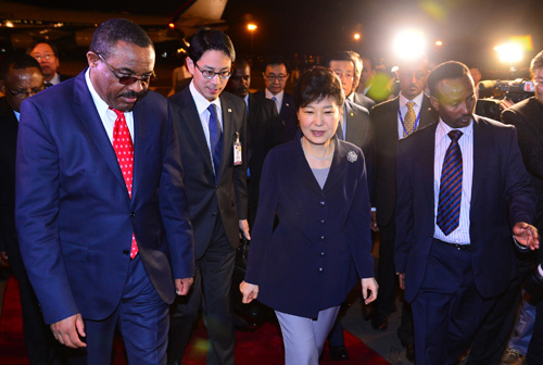 박근혜 대통령이 25일 밤(현지시간) 아프리카 3개국 순방의 첫 기착지 에티오피아 아디스아바바 볼레국제공항에 도착해 하일레마리암 데살렌(왼쪽) 총리의 영접을 받고 있다. <사진제공=뉴시스>