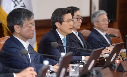 황교안 국무총리가 27일 오전 서울 종로구 세종로 정부서울청사에서 열린 임시 국무회의에서 모두 발언을 하고 있다. 정부는 이 날 회의에서 '상시 청문회법', 국회법 개정안에 대한 재의요구안(거부권)을 의결했다. 재의요구안을 의결한다는 말은 거부권을 행사한다는 의미다. <사진제공=뉴시스>