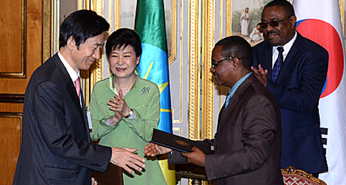 정상회담을 마친 박근혜 대통령과 하일레마리암 데살렌 총리가 26일 오후(현지시간) 에티오피아 아디스아바바 대통령궁에서 열린 윤병세 외교부장관과 테페라 농림자원부 장관의 새마을운동 협력 MOU 서명식에 참석, 박수치고 있다. <사진제공=뉴시스>