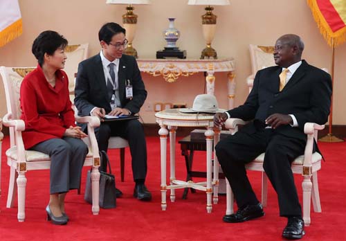우간다를 순방중인 박근혜 대통령이 요웨리 무세베니 우간다 대통령이 29일 오전(현지시간) 엔테베의 대통령궁에서 사전환담을 하고 있다. <사진제공=뉴시스>