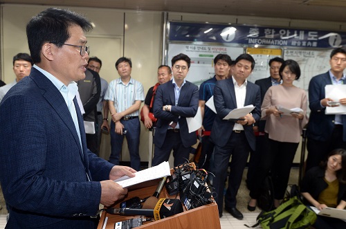 정수영 서울메트로 안전관리본부장이 28일 오후 서울 광진구 구의역에서 이날 오후 5시57분께 구의역 승강장에서 작업중이던 용역업체 직원 김모(19)씨의 사망 사건과 관련해 브리핑을 하고 있다. <사진제공=뉴시스>
