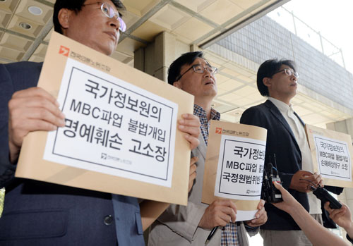 30일 오후 서울 광진구 구의역 9-4번 승강장을 찾은 시민이 스크린도어 정비 작업 중 사고로 숨진 김모(19)씨를 추모하는 피켓을 들고 있다.김씨는 지난 28일 구의역의 고장난 스크린도어 정비 작업 중 승강장에 진입하던 열차와 스크린도어 사이에 끼여 숨졌다. <사진제공=뉴시스>