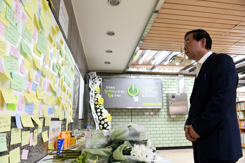 박원순 서울시장이 31일 오전 스크린도어 사고가 발생한 서울지하철 2호선 구의역을 방문해 추모공간을 살펴보고 있다. <사진=최윤석씨 제공, 뉴시스>