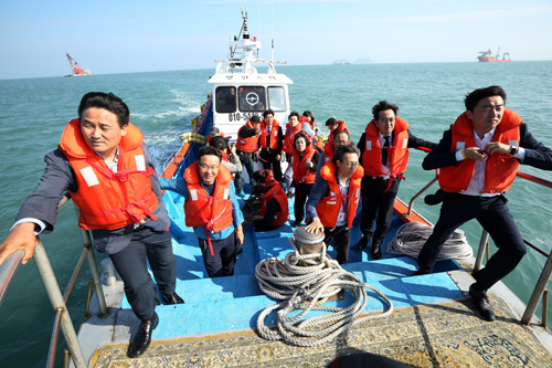 제20대 국회 개원을 하루 앞둔 29일 오후 '세월호 변호사' 박주민 의원을 비롯한 더불어민주당 초선의원 21명이 유가족 및 세월호특조위 관계자들과 함께 전남 진도 동거차도앞 침몰현장을 방문해 인양작업 진행상황을 둘러보고 있다. <사진제공=뉴시스>