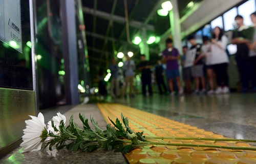 30일 오후 서울 광진구 구의역 9-4번 승강장에 스크린도어 정비 작업 중 사고로 숨진 김모(19)씨를 추모하는 국화꽃이 놓여 있다.<사진제공=뉴시스>