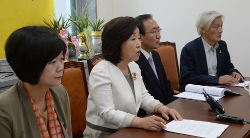 정의당 심상정 상임대표가 1일 오전 서울 여의도 국회에서 열린 상무위원회 회의에서 모두발언 하고 있다. 왼쪽부터 이정미 원내수석부대표, 심상정 대표, 노회찬 원내대표, 김세균 공동대표. <사진제공=뉴시스>