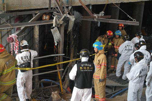 1일 오전 경기 남양주시 진접읍 금곡리 진접선 지하철 공사현장에서 붕괴 사고가 일어나 소방대원들이 구조작업을 벌이고 있다. <사진제공=뉴시스>