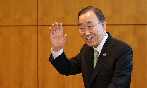 방한일정을 마친 반기문 유엔 사무총장이 지난 5월30일 오후 인천공항에서 출국에 앞서 취재진에 손을 들어 인사하고 있다. 반 총장은 "방한 일정과 언론에 보도된 내용, 방한 중 활동과 관련해 오해가 없길 바란다"고 밝혔다. <사진제공=뉴시스>