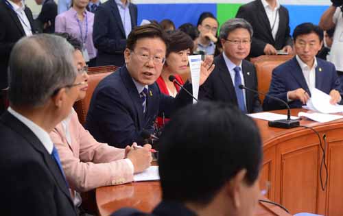 더불어민주당 김종인 비대위대표가 31일 서울 여의도 국회에서 열린 지방재정 개편 관련 지방자치단체장 면담에서 이재명 성남시장의 발언을 듣고 있다. <사진제공=뉴시스>