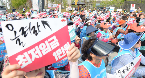 최저임금위원회 전원회의가 열리는 세종시 어진동 정부세종청사 고용노동부 앞에서 2일 오후 민주노총 세종충남, 충북, 대전본부가 최저임금 1만원 인상을 요구하는 집회를 갖고 있다. <사진제공=뉴시스>