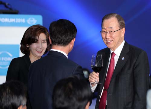 지난달 25일 제11회 제주포럼 만찬장에서 반기문(오른쪽) 유엔 사무총장이 나경원(왼쪽) 새누리당 의원과 대화를 나누고 있다. 가운데는 홍용표 통일부장관. <사진=제주포럼 사무국 제공, 뉴시스>