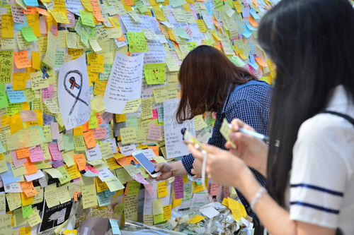 5월20일 오후 서울 강남역 10번 출구에 시민들이 강남역 인근 건물의 화장실에서 벌어진 살인사건 피해자를 추모하는 글을 남기고 있다. <사진제공=뉴시스>