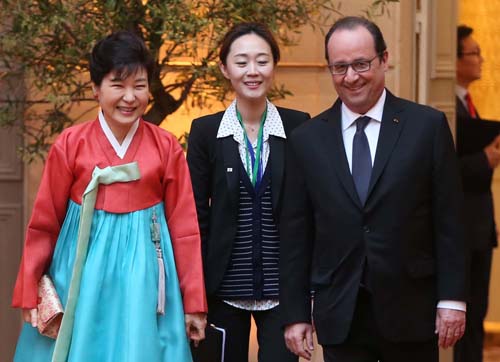 한복을 입은 대통령과 프랑수아 올랑드 대통령이 3일 오후(현지시간) 파리 엘리제궁에서 국빈 만찬을 하기 위해 입장하고 있다. <사진제공=뉴시스>