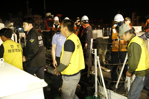 】서해 연평도 북방한계선(NLL) 인근에서 조업하다 우리 어민들에게 나포된 중국어선 선원들이 6일 오전 인천해양경비안전서 전용부두를 통해 입국해 조사차 이동하고 있다. <사진=인천해경 제공, 뉴시스>