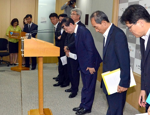 박원순 서울시장을 비롯한 서울시·지하철 관계자들이 7일 오전 서울 중구 서울시청에서 구의역 사고에 대한 서울시의 입장 및 향후 계획에 대해 발표 후 고개숙여 사과하고 있다. <사진제공=뉴시스>