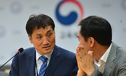 최근 도서 지역 여교사 성폭행 사건이 발생한 가운데 7일 오후 정부세종청사 교육부에서 열린 '도서·벽지 지역 교원 근무 환경 개선을 위한 시·도교육청 교원인사 담당과장 회의'에서 참석자들이 대화를 나누고 있다.<사진제공=뉴시스>