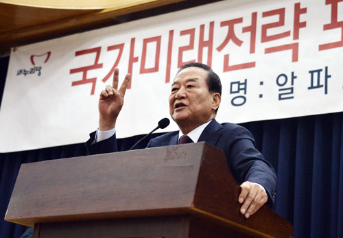 새누리당 서청원 의원이 8일 오전 서울 여의도 국회 의원회관에서 열린 국가미래전략 포럼에 참석해 축사를 하며 정진석 원내대표에게 통크게 국회의장 양보하라고 말하고 있다. <사진제공=뉴시스>