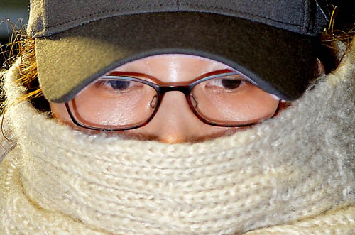 불법선거운동 의혹을 받고 있는 국가정보원 여직원 김 모씨가 2013년 1월4일 오후 서울 서초구 서초경찰서에 피의자 신분으로 재소환 돼 출두하고 있다. <사진제공=뉴시스>