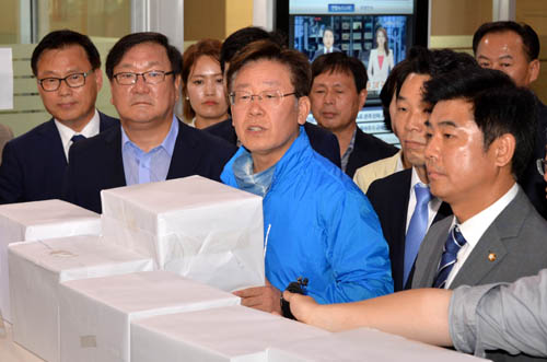 정부의 지방재정개편에 반발해 무기한 단식농성에 들어간 이재명 성남 시장과 경기지역 국회의원들이 9일 오전 서울 세종로 정부서울청사 앞에서 지방재정 개혁관련 수원시 등 6개 기초단체 반대 서명 전달 및 공동기자회견을 마친 후 행정자치부에 지방재정 개편 반대 서명부를 전달하고 있다. <사진=성남시 제공, 뉴시스>