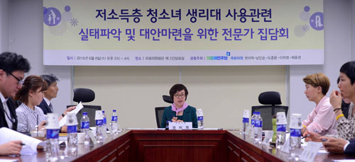 더불어민주당 권미혁 의원이 8일 서울 여의도 국회 의원회관에서 열린 저소득층 청소녀 생리대 사용 관련 실태 파악 및 대안마련을 위한 전문가 집담회에서 모두발언하고 있다. <사진제공=뉴시스>