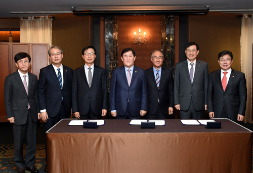 2015년 11월10일 오전 서울 중구 롯데호텔에서 '해외건설.조선업 부실방지를 위한 관계기관 간담회' 후 김경환(왼쪽부터) 국토부 1차관, 임종룡 금융위원장, 김영학 무역보험공사 사장, 최경환 부총리, 이덕훈 수출입은행장, 홍기택 KDB산업은행 회장, 윤상직 산업부 장관이 기념촬영을 하고 있다. <사진=기획재정부 제공, 뉴시스>