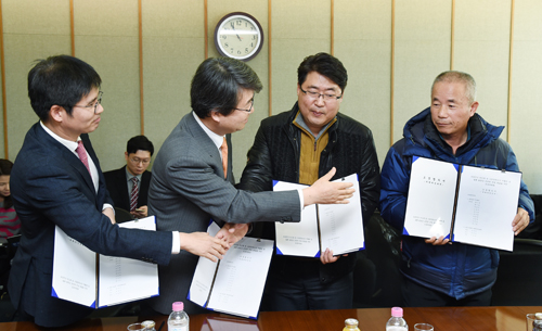 '삼성전자 반도체 등 사업장에서의 백혈병 등 질환 발병과 관련한 문제 해결을 위한 조정위원회'와 조정 당사자인 삼성전자,삼성 직업병 가족대책위원회,반도체노동자의 인권지킴이 반올림이 2016년 1월12일 서울 충정로 법무법인 지평에서 조정의제 중 '재해예방대책'에 대한 합의에 서명했다.백수현 삼성전자 대표(왼쪽부터), 김지형 조정위원장, 송창호 삼성 직업병 가족대책위 대표, 황상기 반도체노동자의 건강과 인권지킴이 반올림 대표가 합의서에 서명한 후 인사하고 있다. <사진제공=뉴시스>