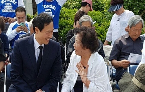 9일 오후 서울 서대문구 연세대학교 정문 앞에서 열린 '이한열 동판' 제막식에 참석한 더불어민주당 우상호 원내대표(87년 당시 연세대 총학생회장)가 배은심 여사와 대화를 나누고 있다. ⓒ go발뉴스