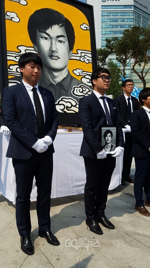 9일 오후 서울 서대문구 연세대학교 정문 앞에서 열린 제29주기 이한열 동판 제막식에서 연세대학교 학생들이 고 이한열 열사 영정사진과 함께 한열 동산으로 행진 하고 있다. ⓒ go발뉴스