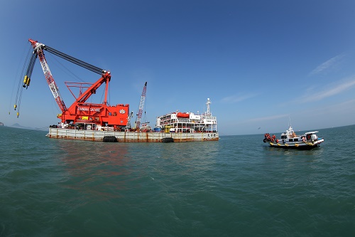 세월호 침몰현장인 전남 진도 동거차도 앞바다에서 인양작업 준비중인 중국 상하이셀비지 바지선. <사진제공=뉴시스>