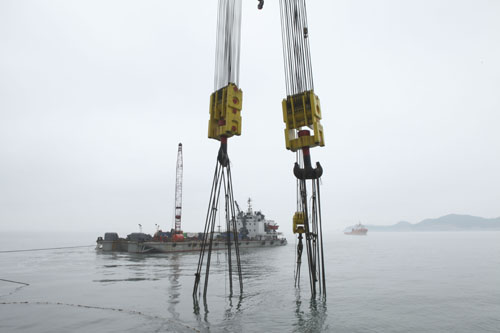 12일 전남 진도군 동거차도 인근 세월호 침몰 사고 해역에서 작업단이 인양 작업을 하고 있다. 사진은 이날 해양수산부가 공개한 '선수들기' 작업 모습. <사진=해양수산부 제공, 뉴시스>