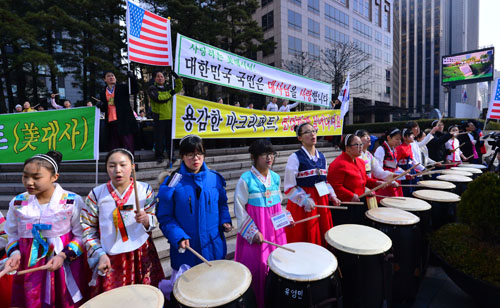 2015년 3월7일 오전 중구 서울파이낸스센터 앞에서 대한예수교장로회 합동한성총회 주최로 열린 '마크 리퍼트 주한미국대사 쾌유 기원 및 국가 안위와 사회 발전을 위한 경배와 찬양' 행사에서 참가자들이 난타 공연을 하고 있다. <사진제공=뉴시스>